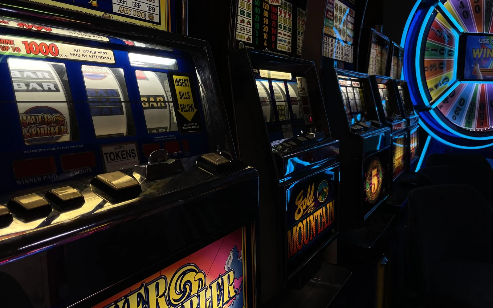 Layar slot video dengan reel, tombol putar, dan fitur permainan